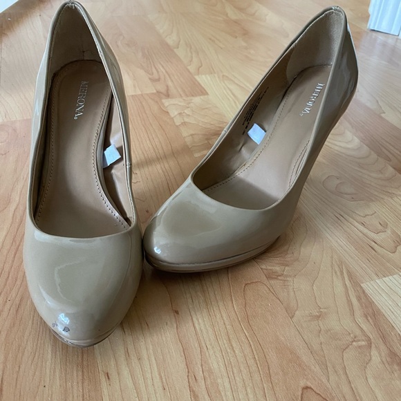 Beige pumps. 3" heels - Picture 1 of 4